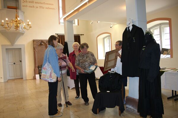 Erinnerungen an Hochzeiten anno dazumal brachten Christa Kröner-Kußmaul (von rechts) und Helene Schwarz zum Tag des offenen Denkmals in die Alte Kirche Wilferdingen, hier mit Gretel Schäfer, Johanna Pailer und Sabine Schäfer. Foto: Zachmann