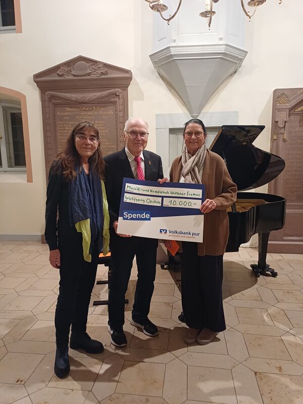 Einen Scheck über 10.000 Euro übergab der frühere Remchinger Rathauschef Wolfgang Oechsle an die Leiterin der Kunst- und Musikschule Westlicher Enzkreis Iris Finkbeiner (links) und deren Vorsitzende Barbara Casper. Foto: MSWE 