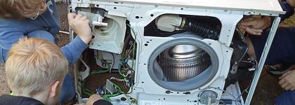 Beim Waschmaschine zerlegen