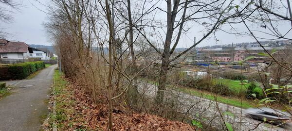Am Wilferdinger Schafweg hatten Anwohner angeregt, gleich auch den Straßenlärm einzubeziehen – worauf sich die Bahn nach Einschätzung der Gemeinde aber nicht einlasse. Foto: Zachmann  