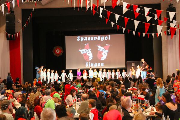Für ausgelassene Stimmung bei den jüngsten Besuchern sorgte der Kinderfasching am Samstag in der Remchinger Kulturhalle. Foto: Zachmann 