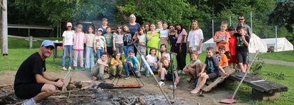 Das Grillen am Lagerfeuer darf bei der Freizeit der Hortkinder der Lebenshilfe Pforzheim Enzkreis auf dem CVJM-Plätzle in Wilferdingen nicht fehlen. Foto: Zachmann  