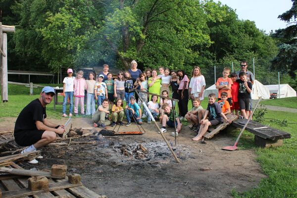 Das Grillen am Lagerfeuer darf bei der Freizeit der Hortkinder der Lebenshilfe Pforzheim Enzkreis auf dem CVJM-Plätzle in Wilferdingen nicht fehlen. Foto: Zachmann  