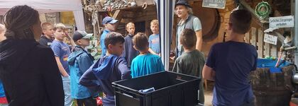 ist Dieter Braun bei der Begrüßung der Kinder zu sehen. Foto von Peter Schröder.