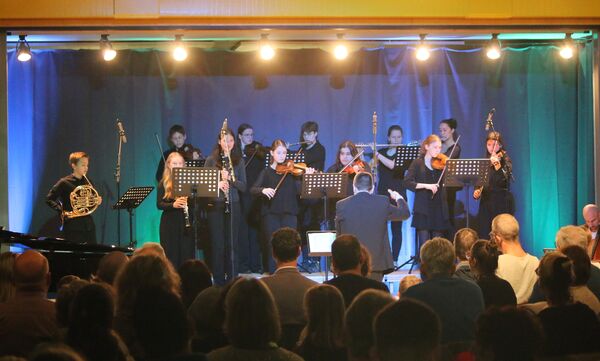 Mit klassischen Instrumenten und modernen Titeln auf Weihnachten eingestimmt hat das Kammerensemble des Remchinger Gymnasiums. Foto: Zachmann 