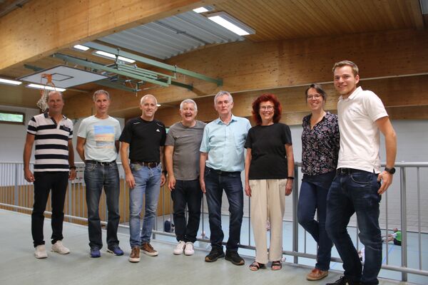 Über das sanierte Hallendach freuen sich PV-Investor Dirk Maier (von links), die Vereinsmitglieder Michael Bischoff, Udo Walch, Architekt Peter Schaller, Alexander Walch, Beate Bartel sowie Felicia Knodel und Elias Wege von der keep. Foto: Zachmann 