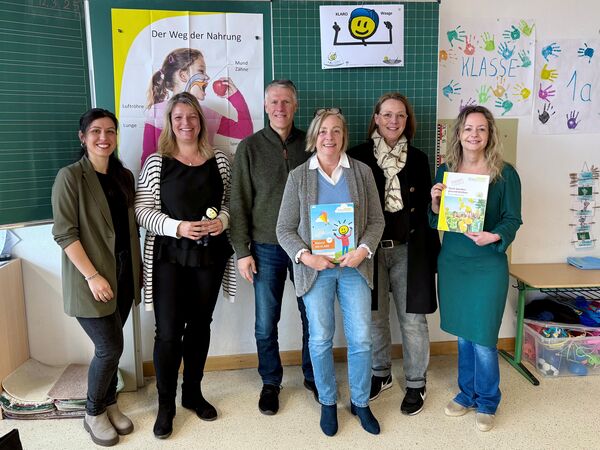 An der Singener Bergschule freuen sich Lehrerin Yesim Uysal (von links), Gesundheitsberaterin Anne Kristin Heyde, Olaf Kaps (AOK Baden-Württemberg), Dörte Benoit (Lions Club Remchingen-Pfinztal), Rektorin Elisabeth Roser und Schulsozialarbeiterin Alexandra Stoll über den Erfolg des Programms „Klasse 2000“. Foto: Roser
