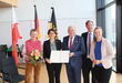 Für sein außergewöhnliches Engagement im landes- und bundesweiten Apothekerverband erhielt Fritz Becker das Bundesverdienstkreuz. Von links: Ehefrau Petra Becker, Staatssekretärin Dr. Ute Leidig, Fritz Becker, der Vizepräsident des Landesapothekerverbands Rouven Steeb und Bürgermeisterin Julia Wieland. 