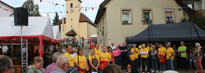 Nach der Eröffnung durch den Gesangverein sorgte das Organisationsteam um Ulrich Haag (in gelben Shirts von links), Florian Becker, Bürgermeisterin Julia Wieland, Braumeister Jochen Martin und Volker Bräuninger für den Fassanstich. Foto: Zachmann