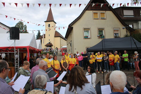 Nach der Eröffnung durch den Gesangverein sorgte das Organisationsteam um Ulrich Haag (in gelben Shirts von links), Florian Becker, Bürgermeisterin Julia Wieland, Braumeister Jochen Martin und Volker Bräuninger für den Fassanstich. Foto: Zachmann