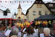Nach der Eröffnung durch den Gesangverein sorgte das Organisationsteam um Ulrich Haag (in gelben Shirts von links), Florian Becker, Bürgermeisterin Julia Wieland, Braumeister Jochen Martin und Volker Bräuninger für den Fassanstich. Foto: Zachmann