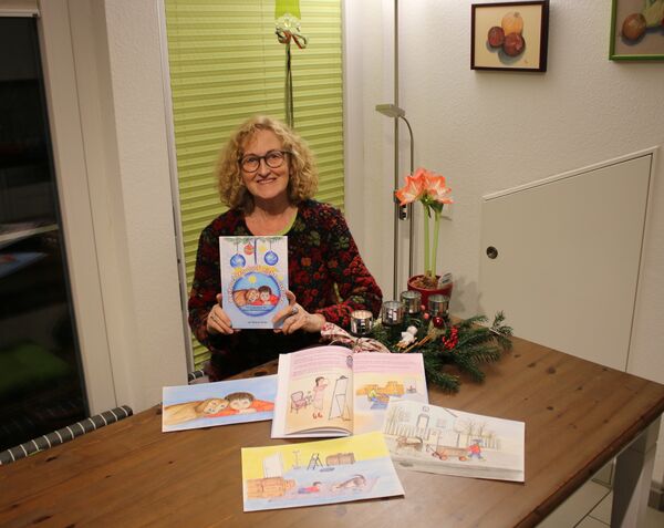 Mit vielen bunten Pastell-Bildern hat Hobbyautorin Heidrun Harms aus Remchingen ihr Kinderweihnachtsbuch „Weihnachten darf nicht ausfallen“ gestaltet. Foto: Zachmann 