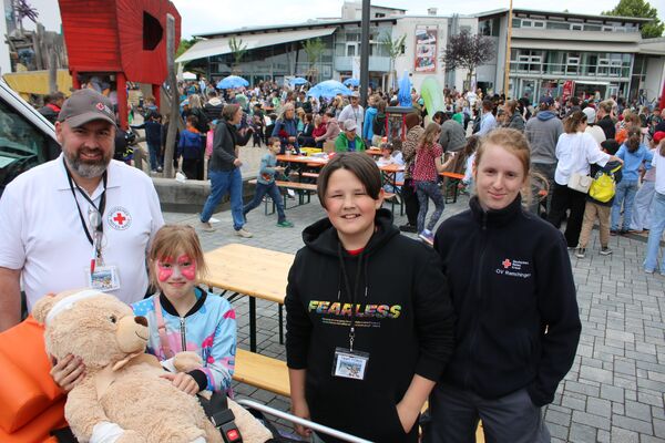 Wie man einen Teddybären verarztet, lernten Kiara und Jakob beim Weltspieletag am Stand des DRK Remchingen von Tobias Schäfer und Celina Schaufelberger. Foto: Zachmann    