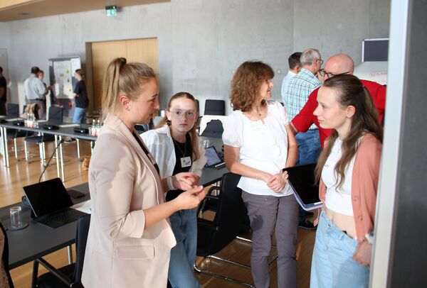 Wünsche und Anregungen für noch mehr Wohlfühlcharakter in der Gemeinde präsentierte der Remchinger Achterrat – hier die beiden Achtklässlerinnen Marie (Zweite von links) und Lara mit Bürgermeisterin Julia Wieland (links) und den Amtsleitern Britta Hoffmann und Markus Becker. Foto: Zachmann 