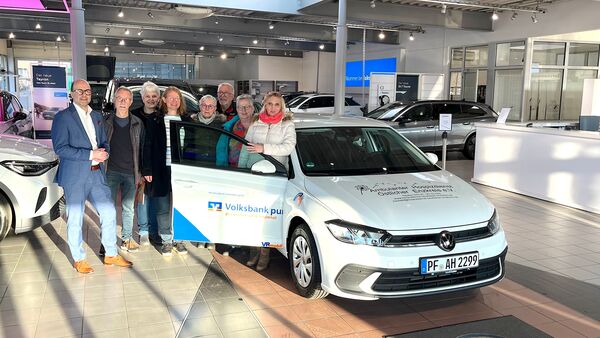 Neues Auto für den Ambulanten Hospizdienst Östlicher Enzkreis: Volksbank-Kundendirektor Ulf Lauche (links) übergibt Vereinsvorstand Dr. Johannes Bastian (2. von links) und den Vorstandsmitgliedern das Fahrzeug. Foto: Volksbank pur / Gernsbeck