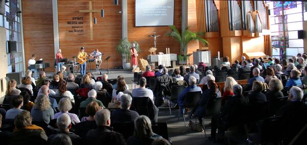 Zusammenwachsen wollen die drei evangelischen Kirchengemeinden in Remchingen im Zuge einer geplanten Fusion. Schon jetzt gibt es einen regelmäßigen gemeinsamen Gottesdienst und vielfältigen Austausch. Foto: Zachmann  