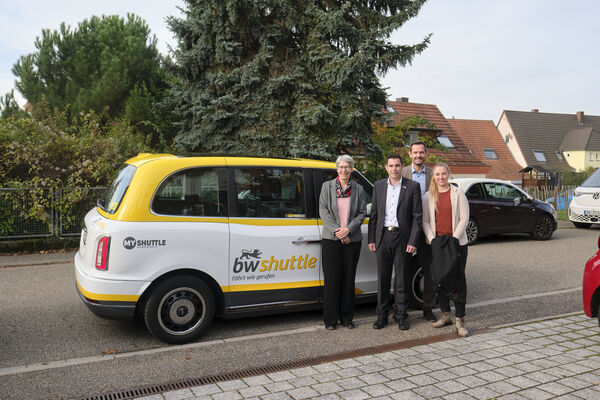 Der bwshuttle am Bahnhof WilferdingenSingen mit StS Elke Zimmer, BM Keltern (Bochinger), Landrat Rosenau, BMin Wieland (Remchingen). Foto: bwegt