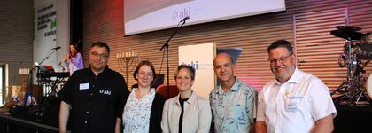 Als Podiumsgäste der Süddeutschen Israelkonferenz in Remchingen begrüßten Holger Totzeck (links) und Andreas Schlegel (rechts) vom aki-Leitungsteam die Journalistin Carmen Shamsianpur (ab Zweiter von links) sowie Jael und Meno Kalisher von einer Gemeinde in Jerusalem. Foto. Zachmann 