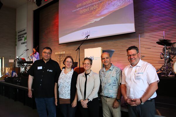 Als Podiumsgäste der Süddeutschen Israelkonferenz in Remchingen begrüßten Holger Totzeck (links) und Andreas Schlegel (rechts) vom aki-Leitungsteam die Journalistin Carmen Shamsianpur (ab Zweiter von links) sowie Jael und Meno Kalisher von einer Gemeinde in Jerusalem. Foto. Zachmann 