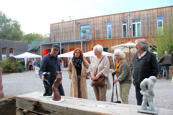 Künstlern über die Schulter schauen konnten beim offenen Atelier im Wilferdinger Steinbruch Waltraud Keckel (ab Zweiter von links), Christa Schlittenhardt und Renate Kühnle, hier mit Christoph Traub (links) und Bernd Dennig. Foto: Zachmann 