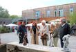 Künstlern über die Schulter schauen konnten beim offenen Atelier im Wilferdinger Steinbruch Waltraud Keckel (ab Zweiter von links), Christa Schlittenhardt und Renate Kühnle, hier mit Christoph Traub (links) und Bernd Dennig. Foto: Zachmann 