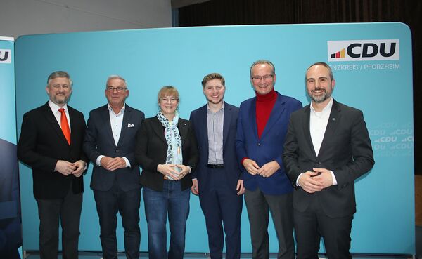 Thomas Strobl (Zweiter von links), CDU-Kreisvorsitzender Martin Gegenheimer (von links), die stellvertretende Gemeindeverbandsvorsitzende Sarah Wagner, Landtagskandidat Nico Gunzelmann, Staatsminister Gunther Krichbaum und Gemeindeverbandsvorsitzende Baldassare La Gaetana. Foto: Zachmann  