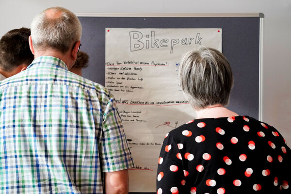 Die Gemeinderäte lassen sich von den Jugendlichen einige Ideen präsentieren – darunter ist auch wieder ein Bikepark. © Gemeinde Remchingen; Alina Di Sannio
