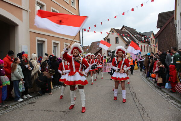 Die Tanzgarden der CGS Singen zeigten auch auf der Straße ihre Beweglichkeit. Foto: Zachmann