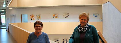 Vor vielen Jahren war Ulrike Daub aus Wilferdingen (rechts) Kunstschülerin bei Isa Tillmann aus Pforzheim – jetzt stellen die beiden eine Auswahl ihrer Werke zusammen im Remchinger Rathaus aus. Foto: Zachmann