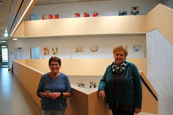 Vor vielen Jahren war Ulrike Daub aus Wilferdingen (rechts) Kunstschülerin bei Isa Tillmann aus Pforzheim – jetzt stellen die beiden eine Auswahl ihrer Werke zusammen im Remchinger Rathaus aus. Foto: Zachmann