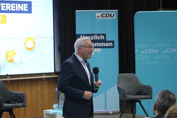 Am Montagabend sprach der baden-württembergische Innenminister Thomas Strobl in der Panoramahalle des FC Nöttingen. Foto: Zachmann  