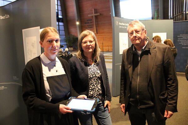 Gegen das Vergessen führen Schwester Anne Rentschler (von links), Annegret Südland und Diakon Patrick Zipse in der Wilferdinger Kirche durch die Ausstellung „Holocaust gezeichnet“. Foto: Zachmann 