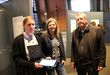 Gegen das Vergessen führen Schwester Anne Rentschler (von links), Annegret Südland und Diakon Patrick Zipse in der Wilferdinger Kirche durch die Ausstellung „Holocaust gezeichnet“. Foto: Zachmann 