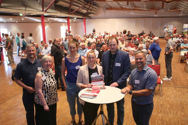 Den Fragen zum Windkraftentscheid stellten sich unter anderen die Gemeinderäte Martin Gegenheimer (von links), Gabriele Ulrich, Alina Miescher (Forum Energiedialog) Bürgermeisterin Julia Wieland, Fridtjof Ilgner (Forum Energiedialog) und Regionalverbandsdirektor Sascha Klein. Foto: Zachmann  