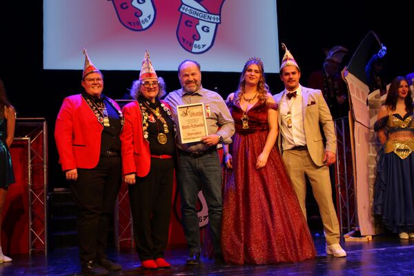 Zum Senator ernannten CGS-Präsidentin Sarah Sebastian (von links) und ihre Vize Petra Leonhardt Metzgermeister Martin Rothweiler. Das Prinzenpaar Marie I. (Müller) und Marcel I. (Manivannan) gratulierte. Foto: Zachmann 