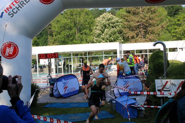 Kurz nach Saisonstart des Remchinger Schlossbads stand der Sonntag ganz im Zeichen des Triathlons, den die TRT-Untergruppe des FC Germania Singen veranstaltete. Foto: Zachmann 
