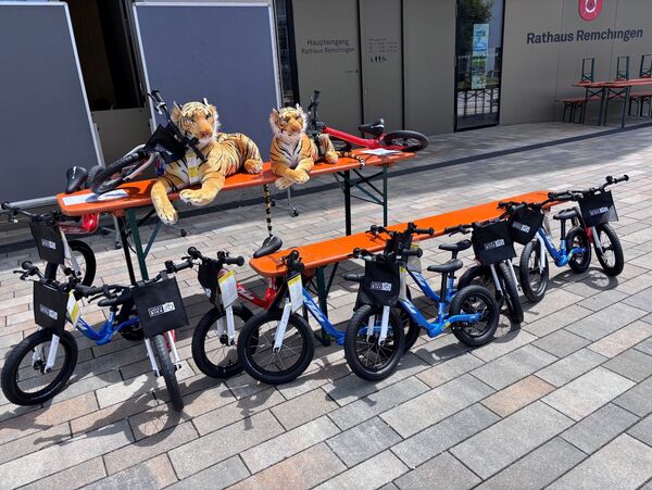 Der Fahrradhändler Lucky Bike spendet dem gemeinnützigen Verein zwölf hochwertige KTM-Laufräder.