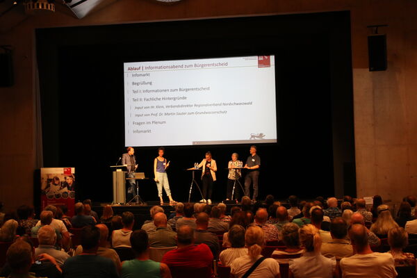 Den Fragen zum Windkraftentscheid stellten sich unter anderen Fridtjof Ilgner (von links) und Alina Miescher vom Forum Energiedialog, Bürgermeisterin Julia Wieland sowie die  Gabriele Ulrich und Martin Gegenheimer. Foto: Zachmann  