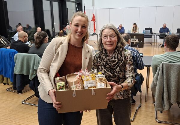 Seit Jahren sammelt Marion Müller unachtsam in der Umwelt entsorgten Müll und liegengebliebene Pfandflaschen. Deren Erlös spendet sie regelmäßig Vereinen und Aktionen in der Gemeinde. So sind im Laufe der Jahre schon mehrere Tausend Euro zusammengekommen. Für ihren vorbildlichen Dienst für die Umwelt dankte ihr Bürgermeisterin Julia Wieland mit einem Geschenkkorb. Foto: Zachmann