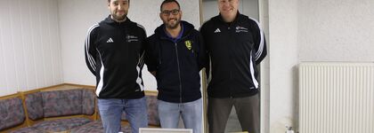 Schiris willkommen: Der FCA Wilferdingen legt Wert auf eine gepflegte Schiedsrichterkabine. Um junge und ältere Interessierte an dem unverzichtbaren Amt zu gewinnen, lud der FCA-Vorsitzende Felix Höckh (Mitte) mit Raphael Kastner (links) und Sven Lehmann zu einer Infoveranstaltung ein. Foto: Zachmann