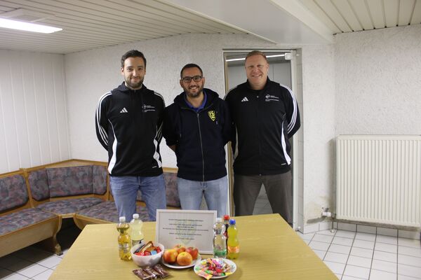 Schiris willkommen: Der FCA Wilferdingen legt Wert auf eine gepflegte Schiedsrichterkabine. Um junge und ältere Interessierte an dem unverzichtbaren Amt zu gewinnen, lud der FCA-Vorsitzende Felix Höckh (Mitte) mit Raphael Kastner (links) und Sven Lehmann zu einer Infoveranstaltung ein. Foto: Zachmann