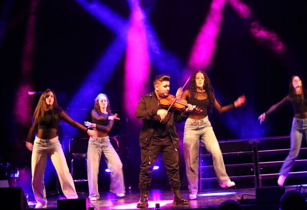 Der 23-Jährige Geiger Noah Leonne aus Neulingen brachte bei seinem Konzert in der Remchinger Kulturhalle das Klangkarussell immer rasanter in Fahrt – ausdrucksstark begleitet von der Pforzheimer Tanzschule „Le Bääm“. Foto: Zachmann  