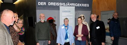 Eine Wanderausstellung zum Dreißigjährigen Krieg holten Edgar Kunzmann (ab Vierter von links), Sabine Stalf, Bürgermeisterin Julia Wieland und Dirk Vogeley ins Remchinger Römermuseum. Foto: Zachmann 