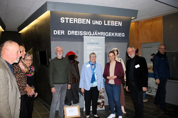 Eine Wanderausstellung zum Dreißigjährigen Krieg holten Edgar Kunzmann (ab Vierter von links), Sabine Stalf, Bürgermeisterin Julia Wieland und Dirk Vogeley ins Remchinger Römermuseum. Foto: Zachmann 