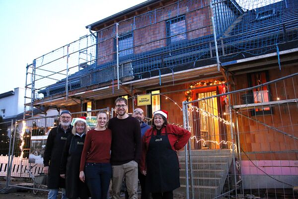 Auf den Neubau in Nöttingen freuen sich Bürgermeisterin Julia Wieland und ihr Partner Jonas Bentz (Mitte) mit dessen Eltern Martina und Hubert Bentz (rechts) und sowie Tante und Onkel Jutta und Volker Kröper (links), die auf dem Bau tatkräftig mithelfen. Foto: Zachmann 