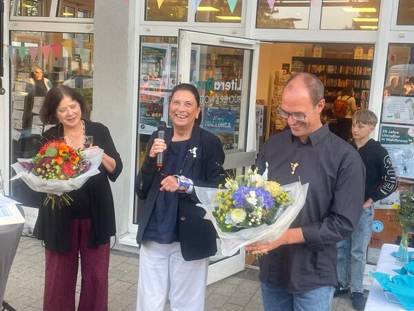 Dank an Sabine Pollok (links) und Sven Puchelt (rechts) von Barbara Casper (Mitte) 