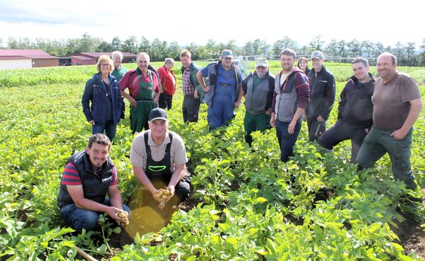 Gruppenfoto von Kartoffelbauern auf einem Feld. Mit dabei Anbauberater Heiko Höllmüller