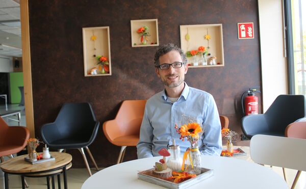 Über die Vielfalt der eigenen, aber auch die Zusammenarbeit mit den anderen christlichen Gemeinden und Gemeinschaften in Remchingen freut sich Daniel Keller, der seit über einem Jahr leitender Pastor der Liebenzeller Gemeinschaft Remchingen ist. Foto: Julian Zachmann 