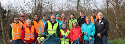 Mit Greifzangen und Müllsäcken machte sich der CDU-Gemeindeverband Remchingen auf die Suche nach Müll – tatkräftig unterstützt von Nico Gunzelmann (Mitte). Foto: Zachmann