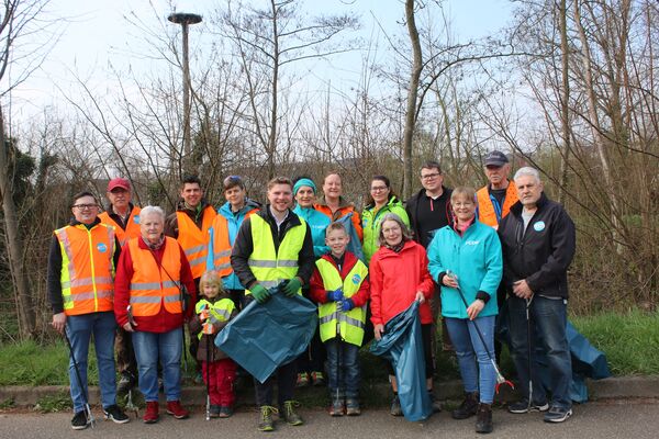 Mit Greifzangen und Müllsäcken machte sich der CDU-Gemeindeverband Remchingen auf die Suche nach Müll – tatkräftig unterstützt von Nico Gunzelmann (Mitte). Foto: Zachmann